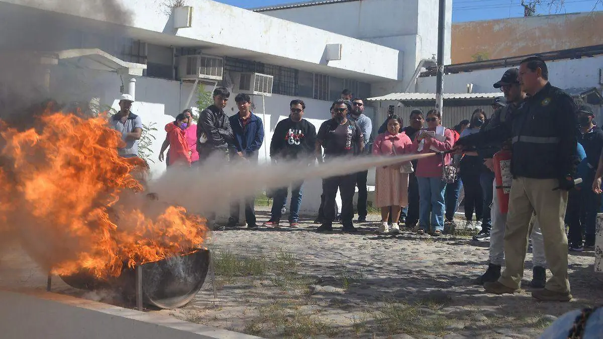 Capacitan a comerciantes en primeros auxilios para el Carnaval La Paz 2025